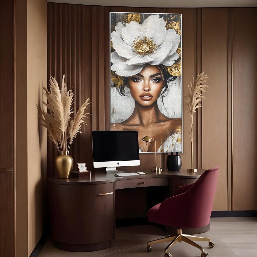 Tablou canvas cu tablou canvas cu portret de femeie si floare, in rama de aluminiu argintiu, pe perete intr-un birou